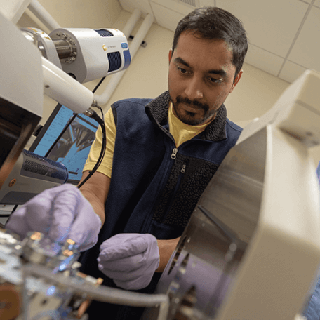 Preparing the electron microscope with a sample
