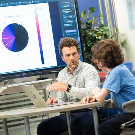 Professor and student meeting at a desk
