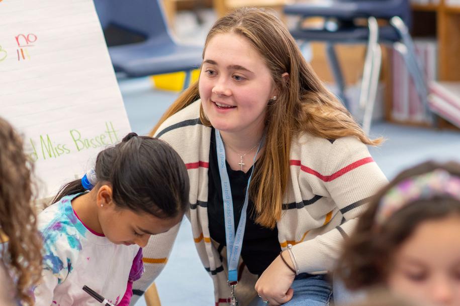 Sarah Bassett with teaching students during her internship at Chamberlain Elementary School