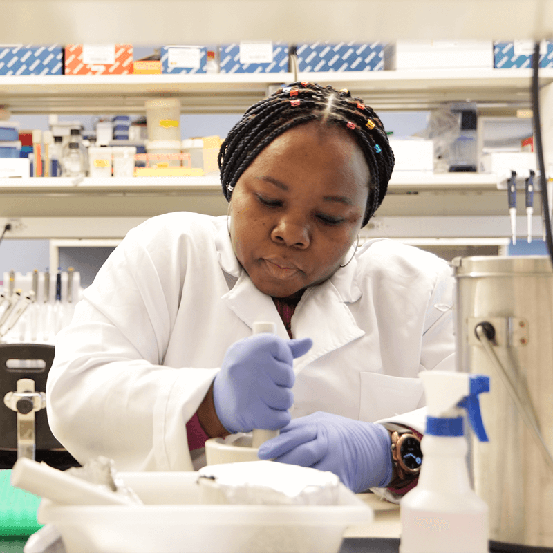 Sandra Nnadi at Lab Bench