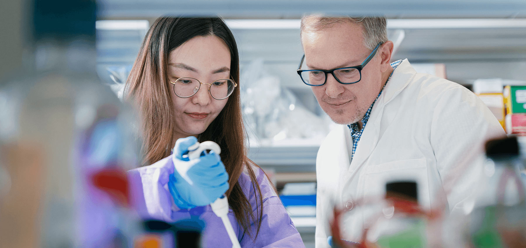 Seth Frietze, Ph.D. mentoring a student. 
