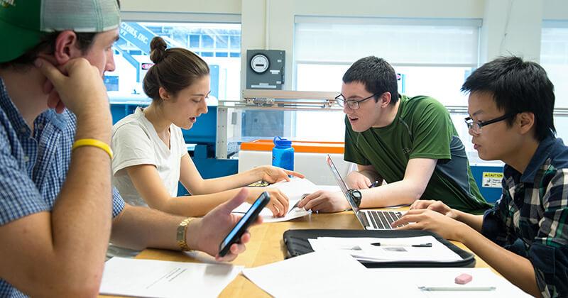 ME students collaborate on a lab project