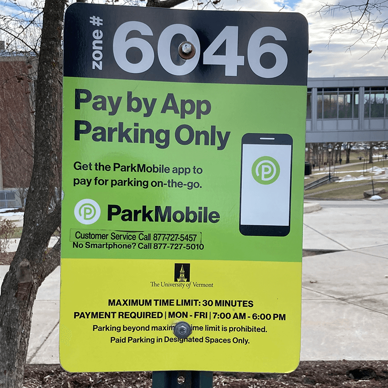 A sign for a 30 minute pay by app space on UVM campus