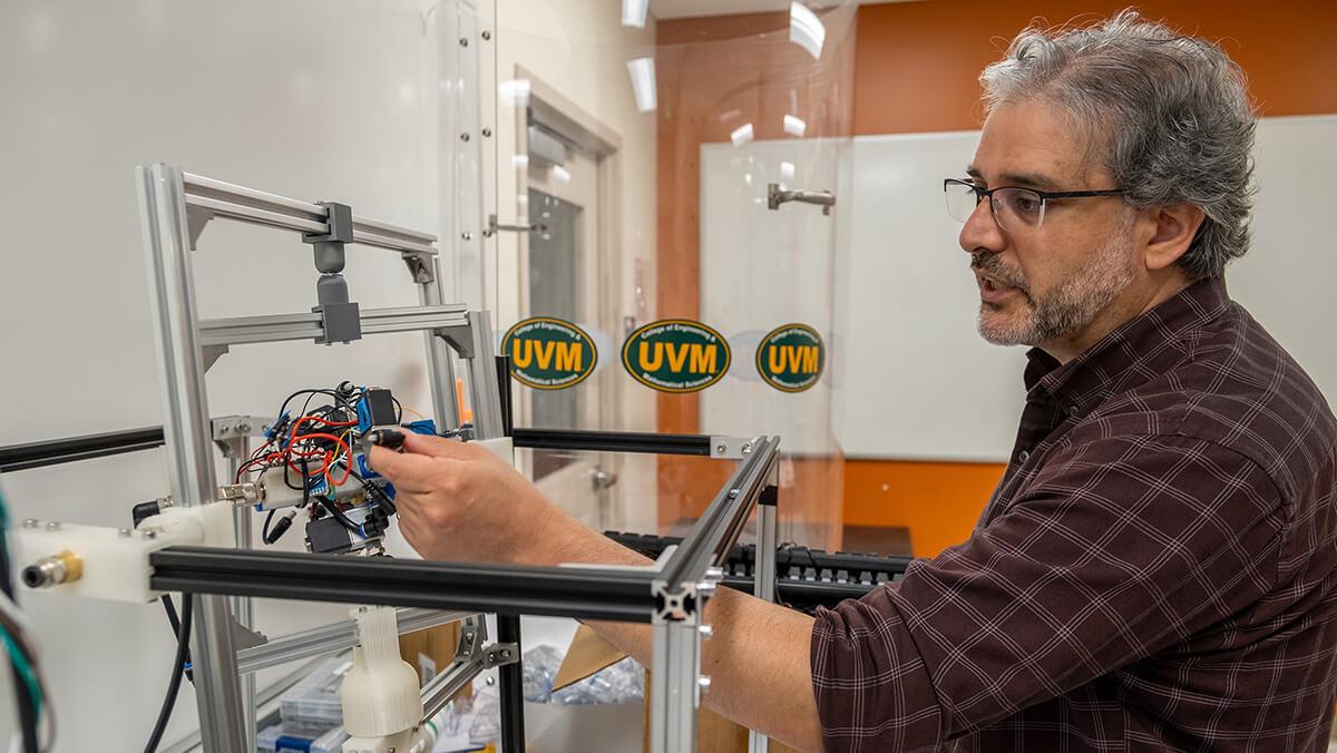 Assistant Professor Luis Duffaut in the Autonomous and Intelligent systems Research Laboratory (AIRLab) 