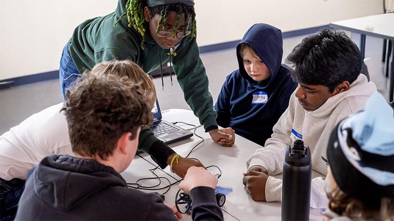 STEM Ambassadors assist students on Discover Engineering Day
