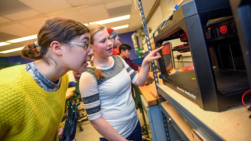 Students are introduced to 3D printers in the CEMS FabLab