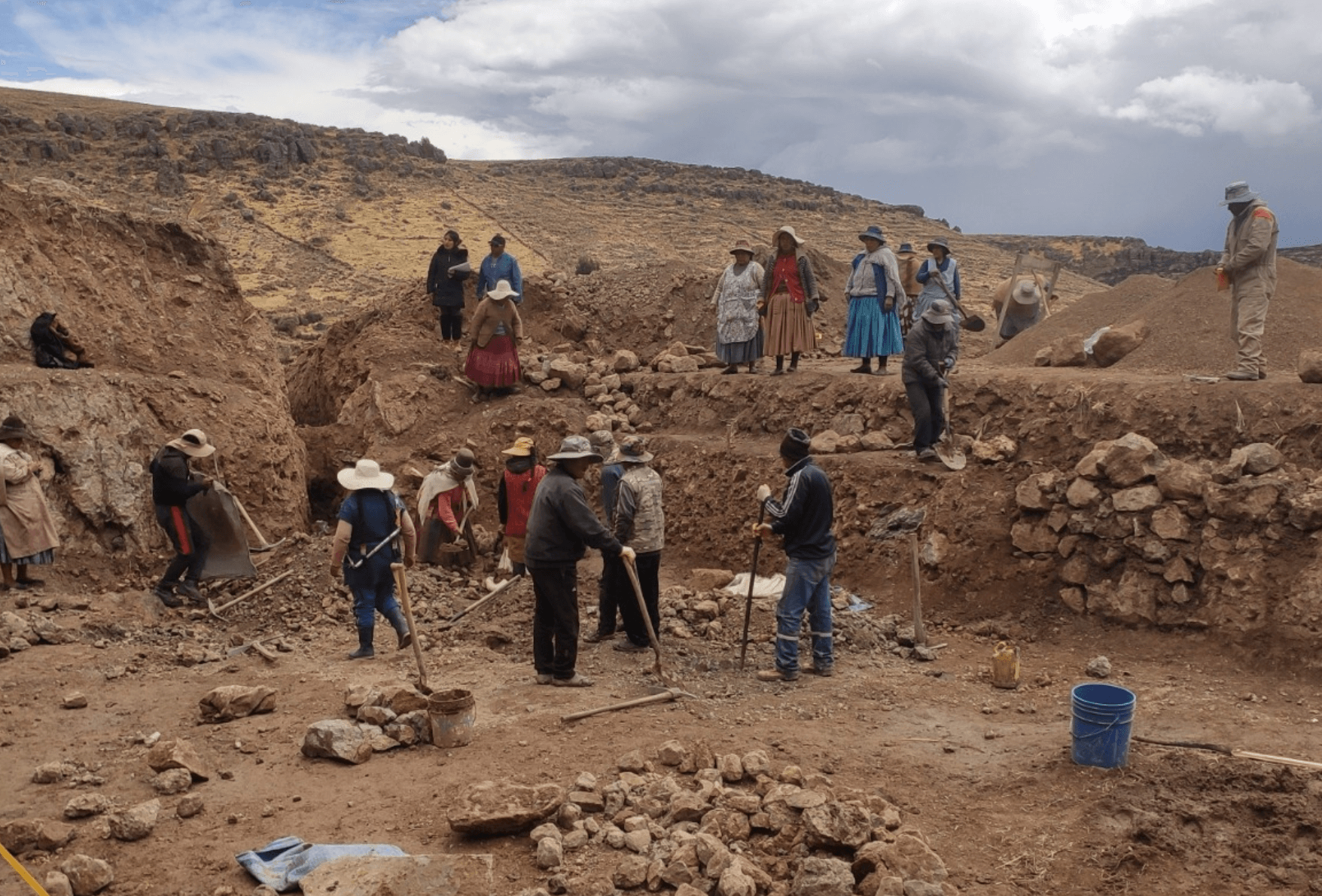 Ayni in Chigani Alto for the construction of the qutaña or water reservoir. Photo credit: Roly Cota (2022).