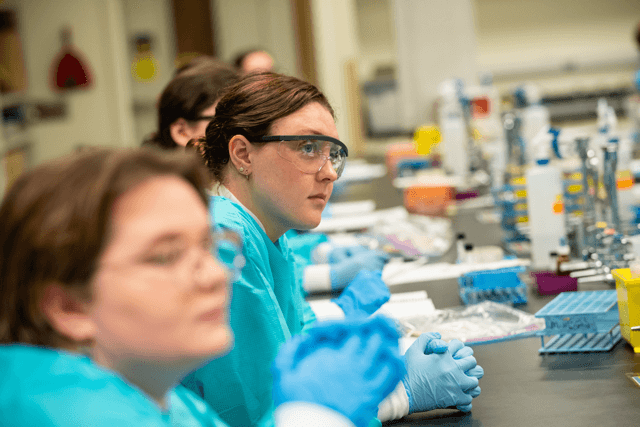 Students in MMG lab
